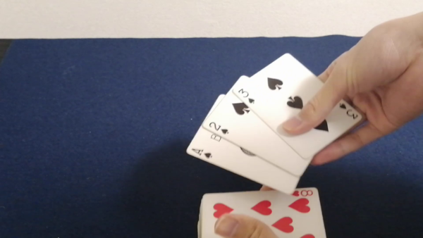 簡単トランプマジック エレベーターカード 解説 手順1 3枚のカードを手に取る